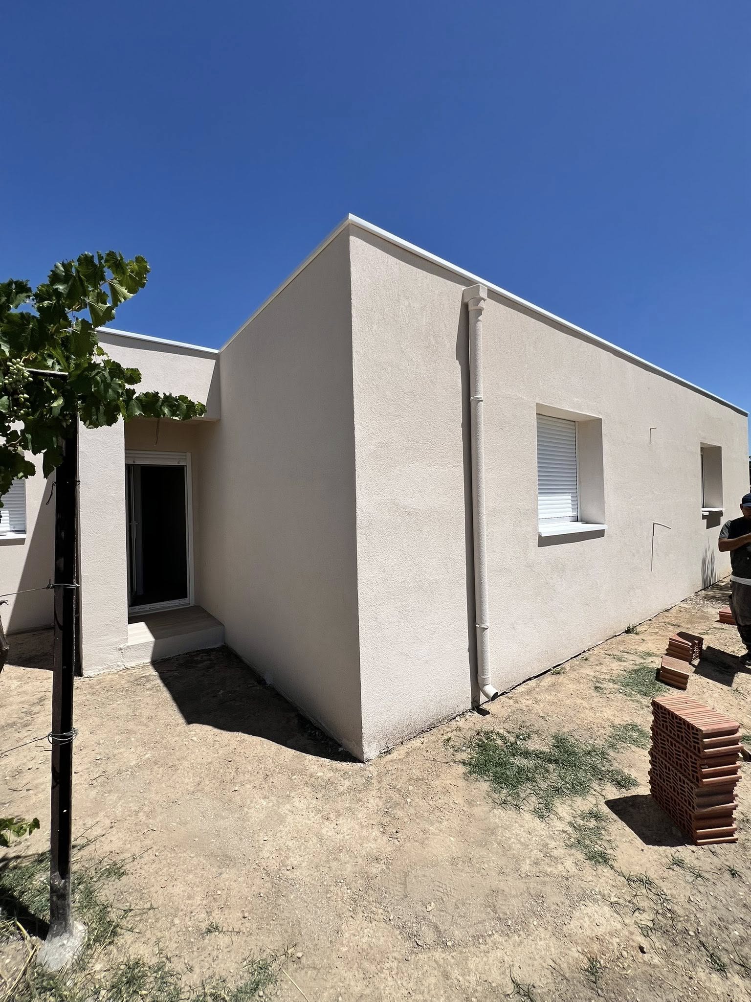 Remate metálico de aluminio instalado sobre muro