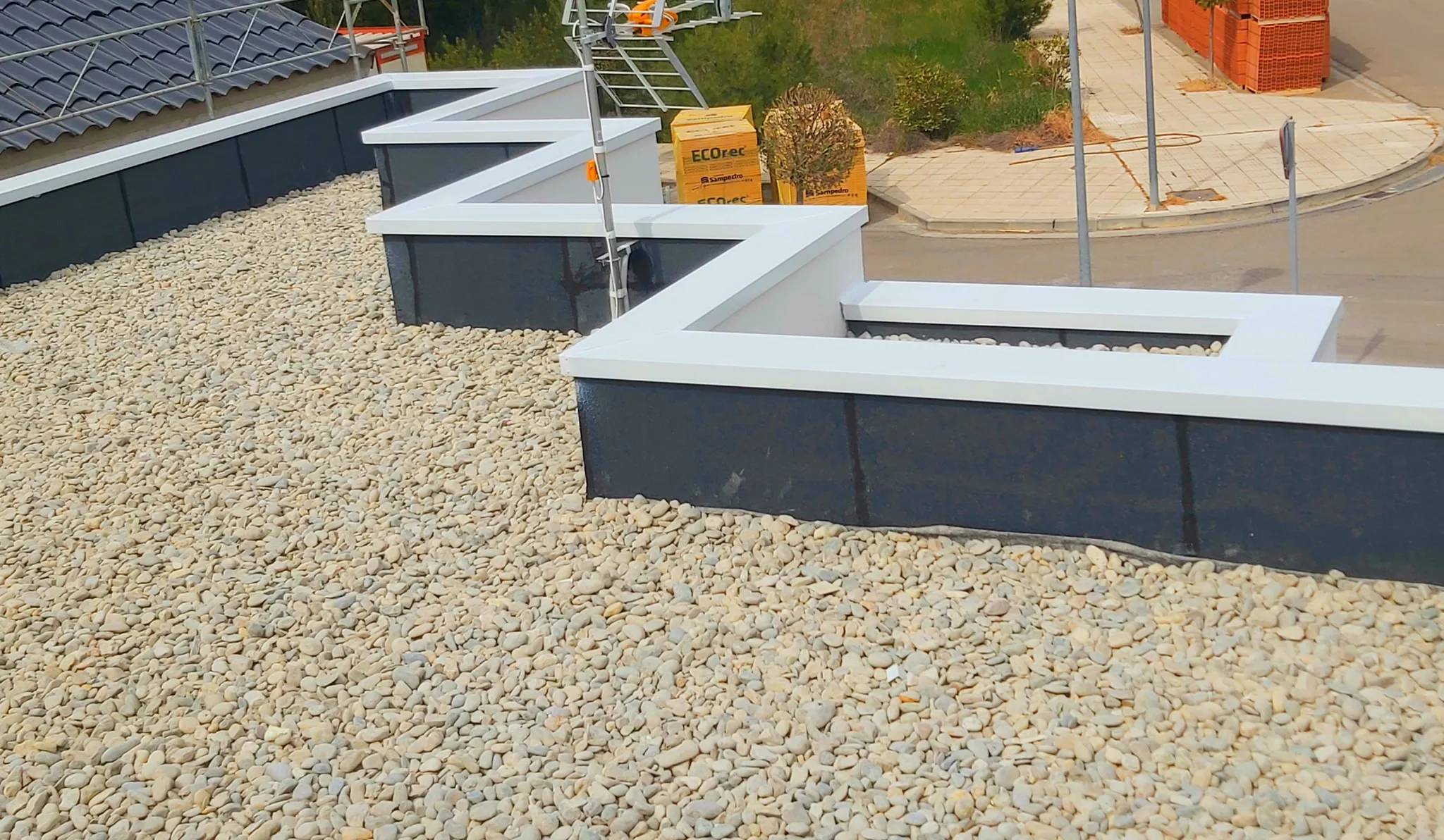 Ejemplo de instalación de cubremuros de aluminio 2