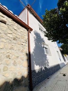 Instalación de canalones de aluminio y bajante pluvial en vivienda unifamiliar