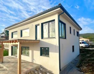 Instalación completa de canalones y bajantes en un chalet