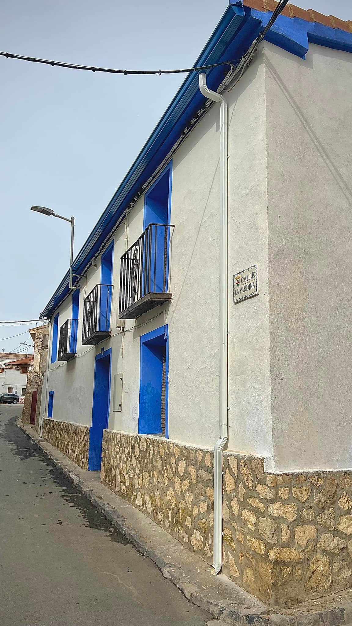 Instalación de canalones de aluminio en vivienda