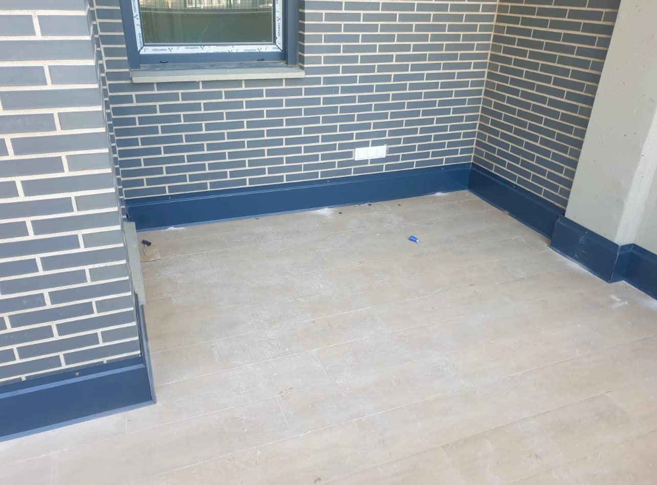 Instalación de rodapié de aluminio en vivienda
