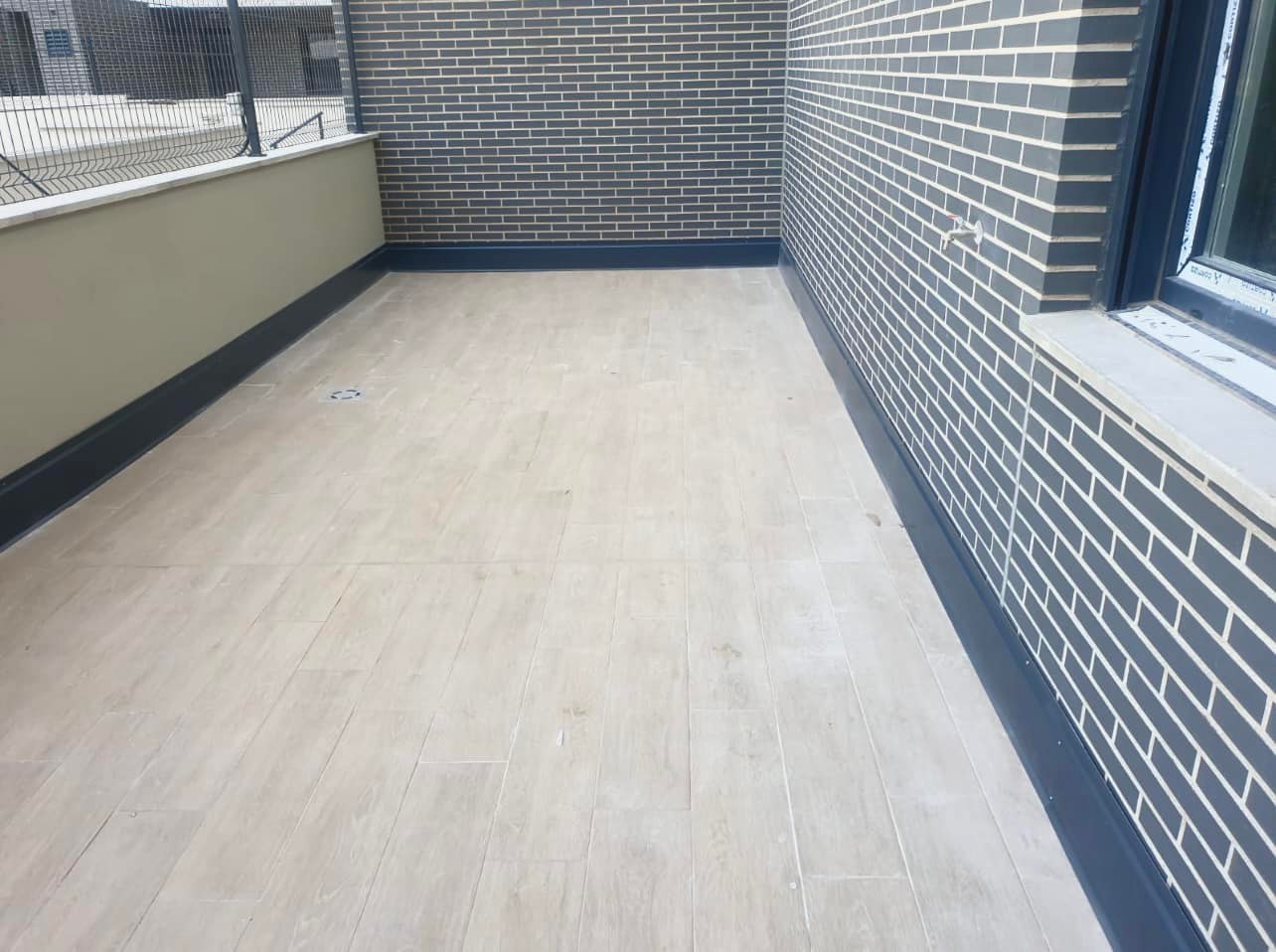 Instalación de rodapié de aluminio en terraza