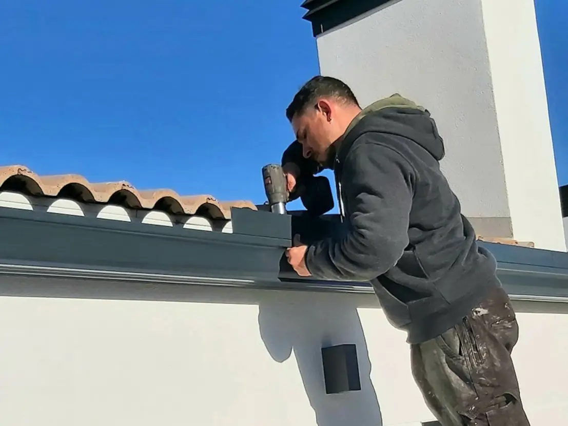 Método de instalación de canalones de aluminio contínuo