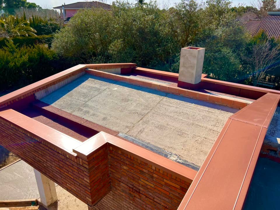 Cubremuro metálico de aluminio instalado en cubierta de unifamiliar