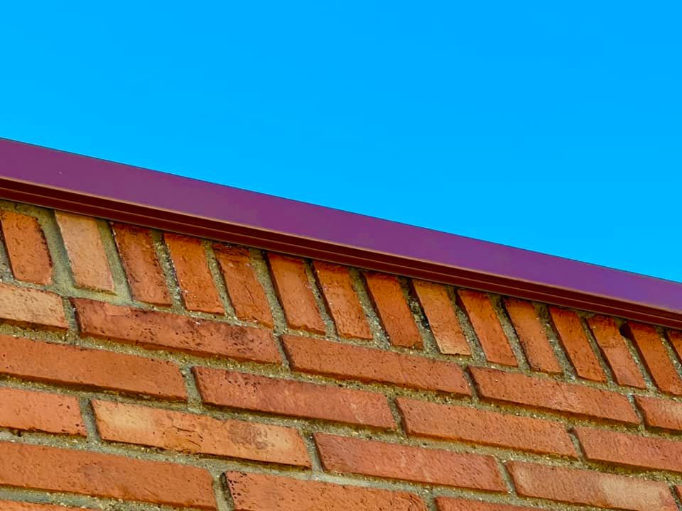 Detalle de cubremuro de aluminio instalado en cubierta