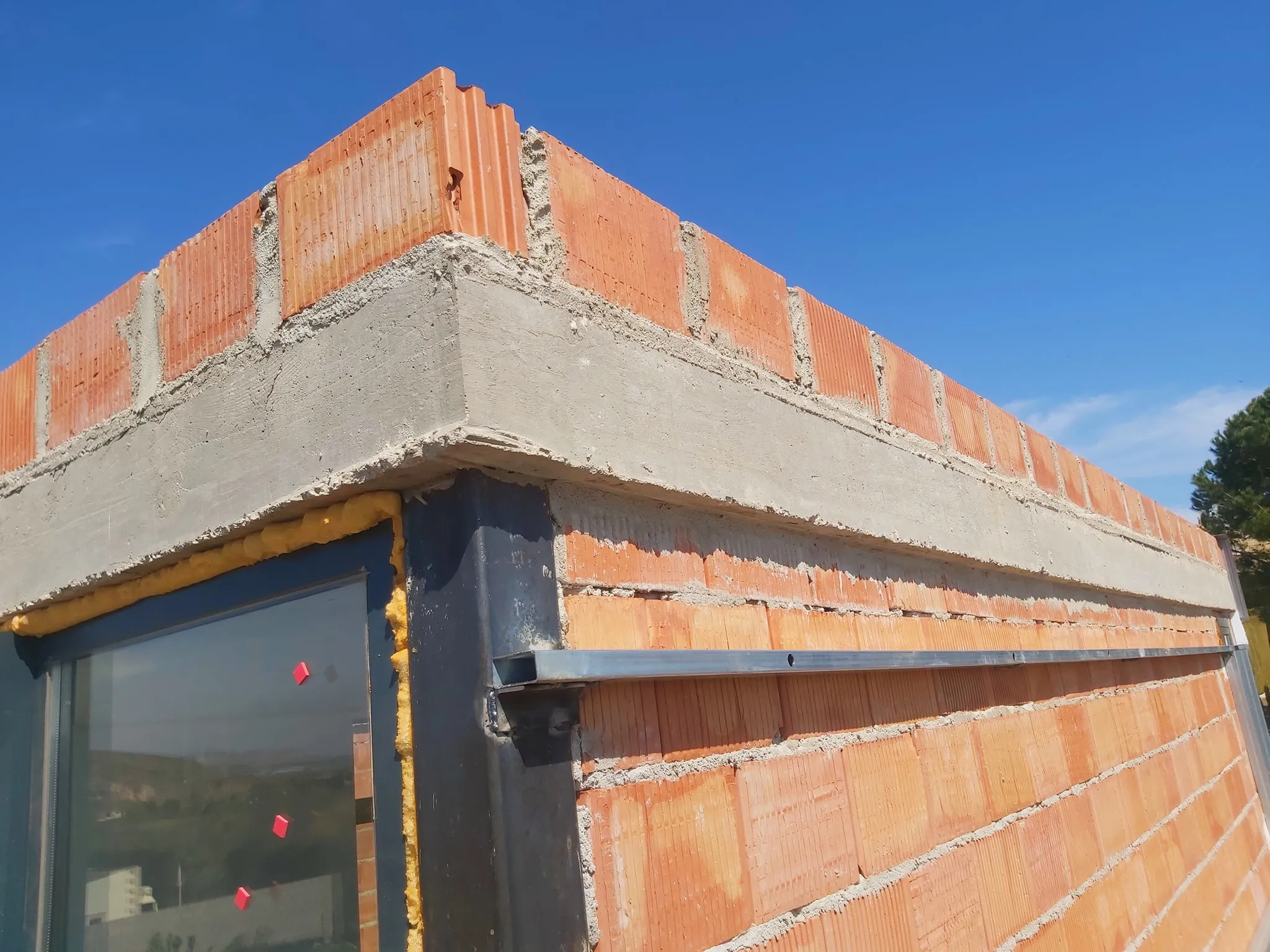 Ejemplo de remates y plegados en aluminio 4