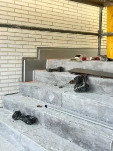 Rodapié metálico a medida colocado en escalera