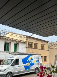 Techo exterior con lamas metálicas resistentes a la intemperie