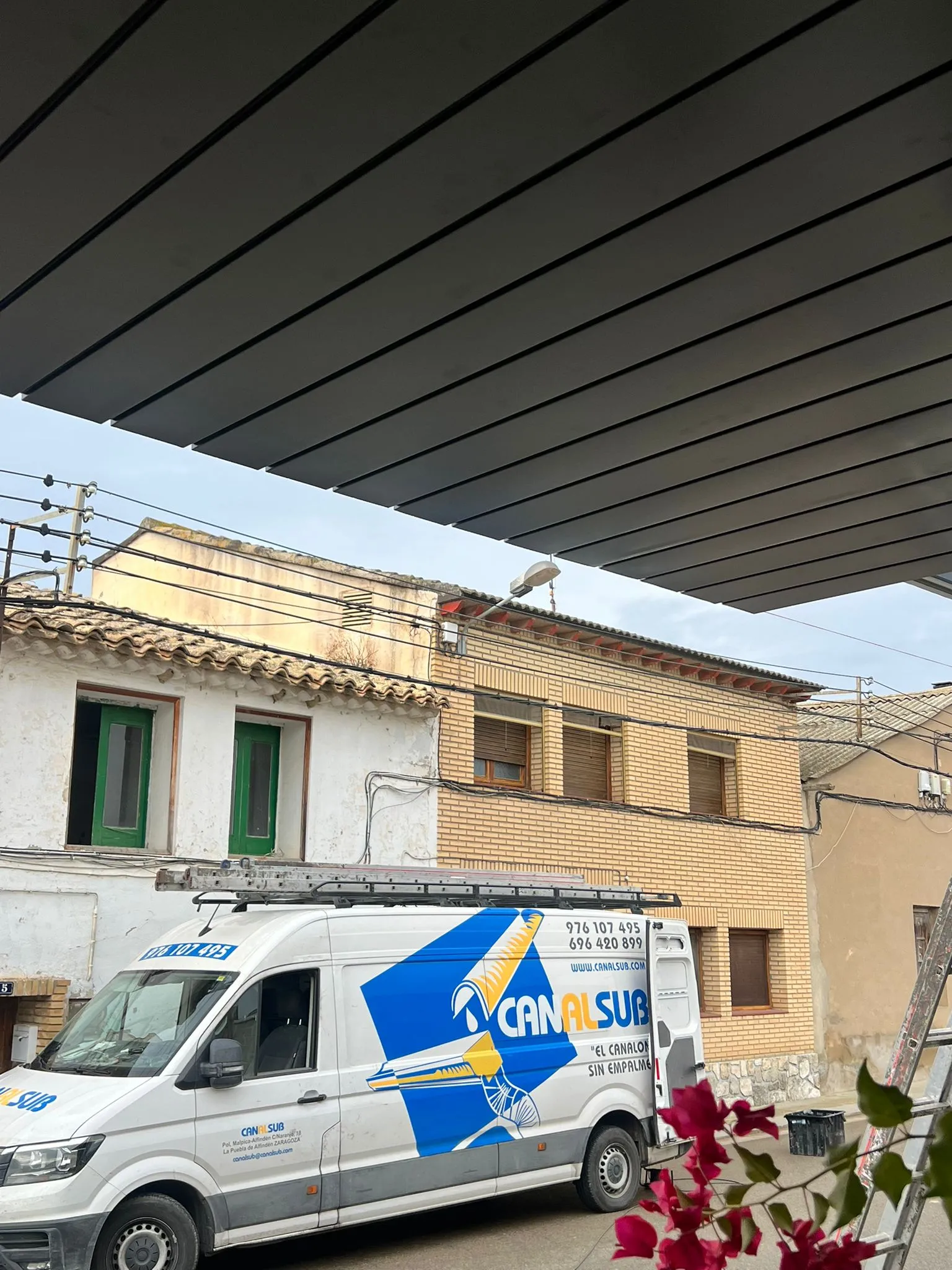 Techo exterior con lamas metálicas resistentes a la intemperie