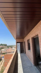 Sistema de techo con lamas metálicas a medida