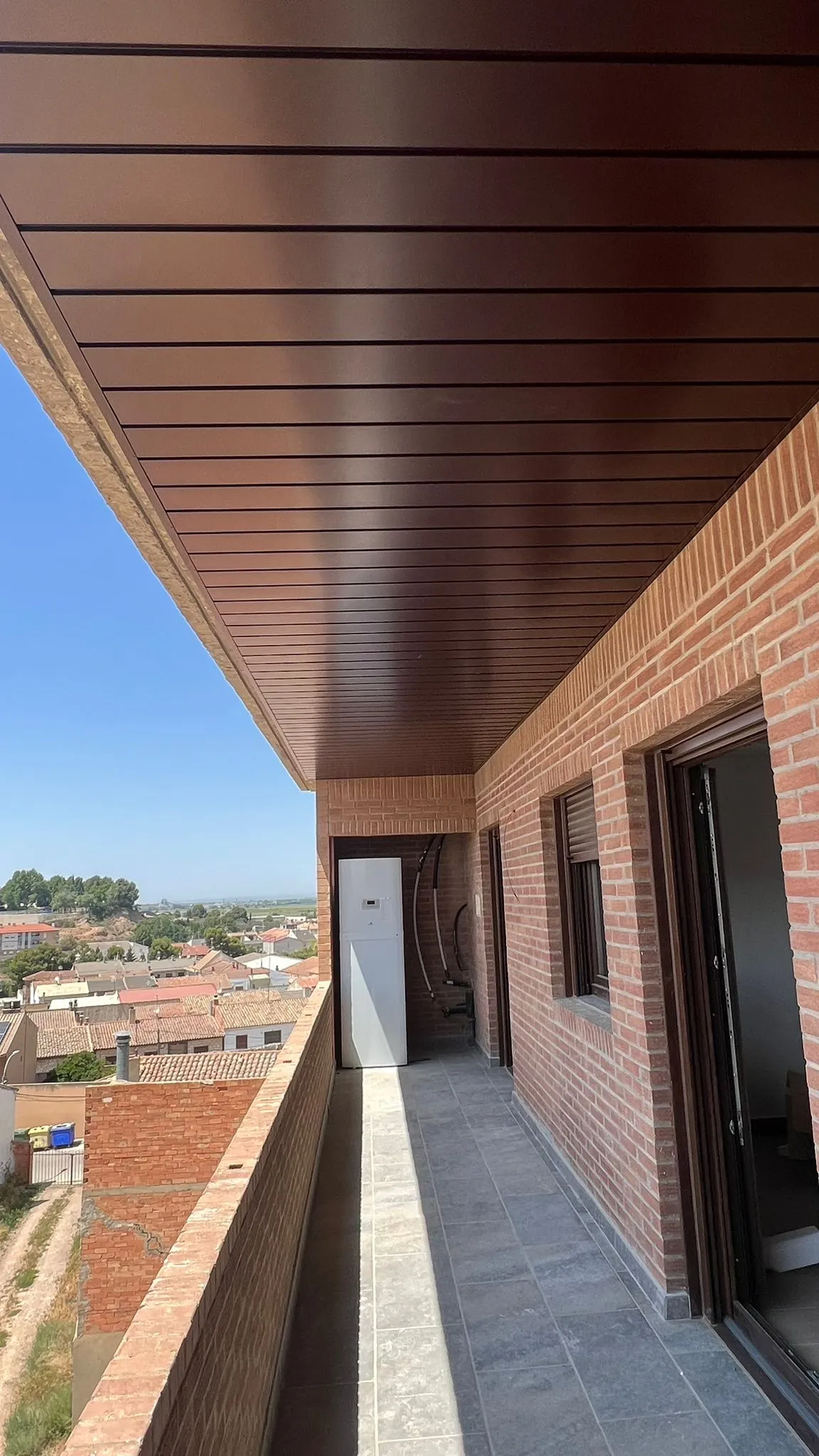 Sistema de techo con lamas metálicas a medida