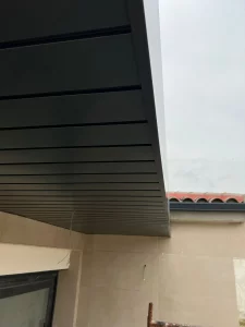 Detalle de lamas metálicas en techo con acabado moderno