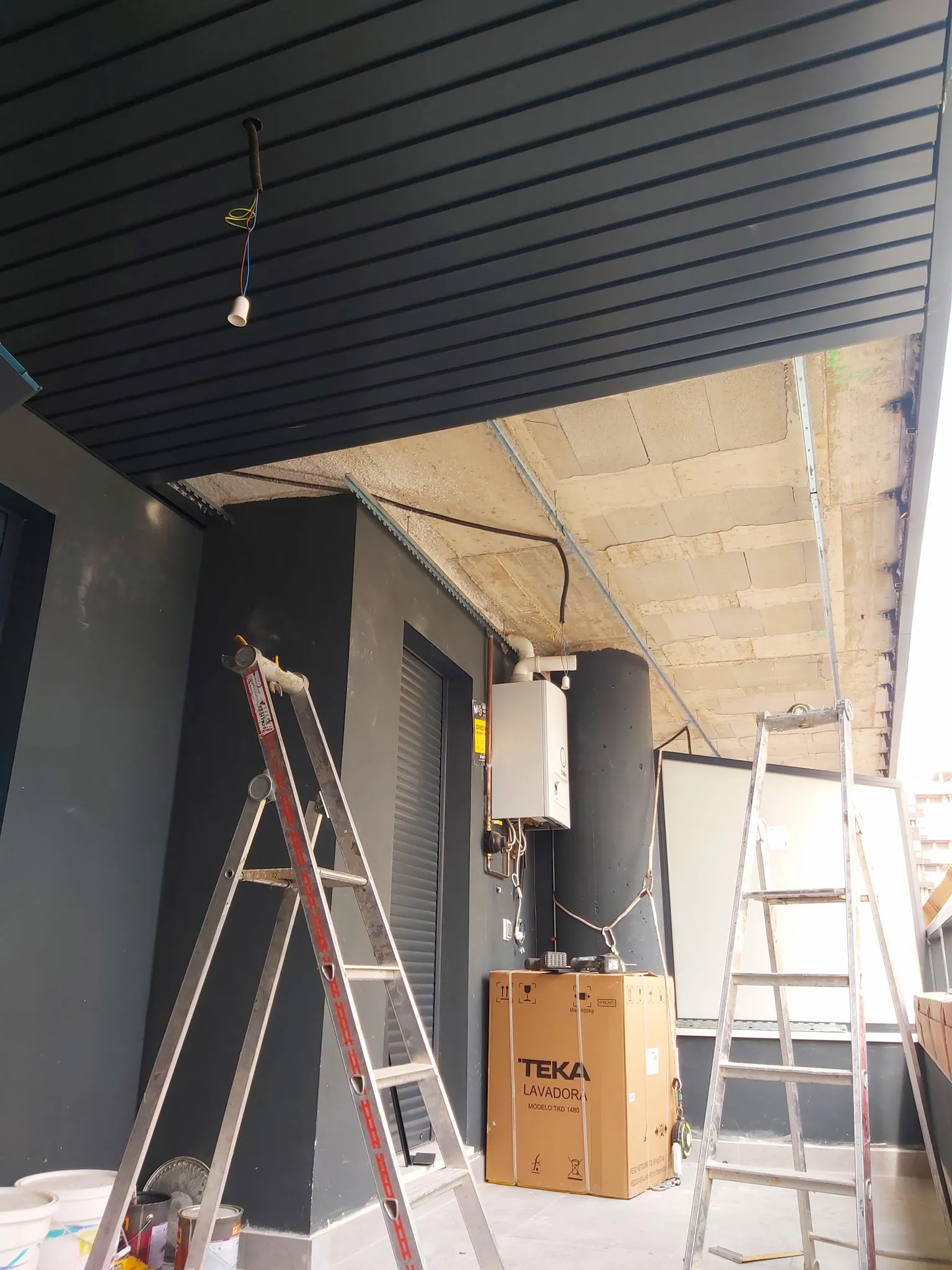 Techo de lamas metálicas instaladas en obra nueva