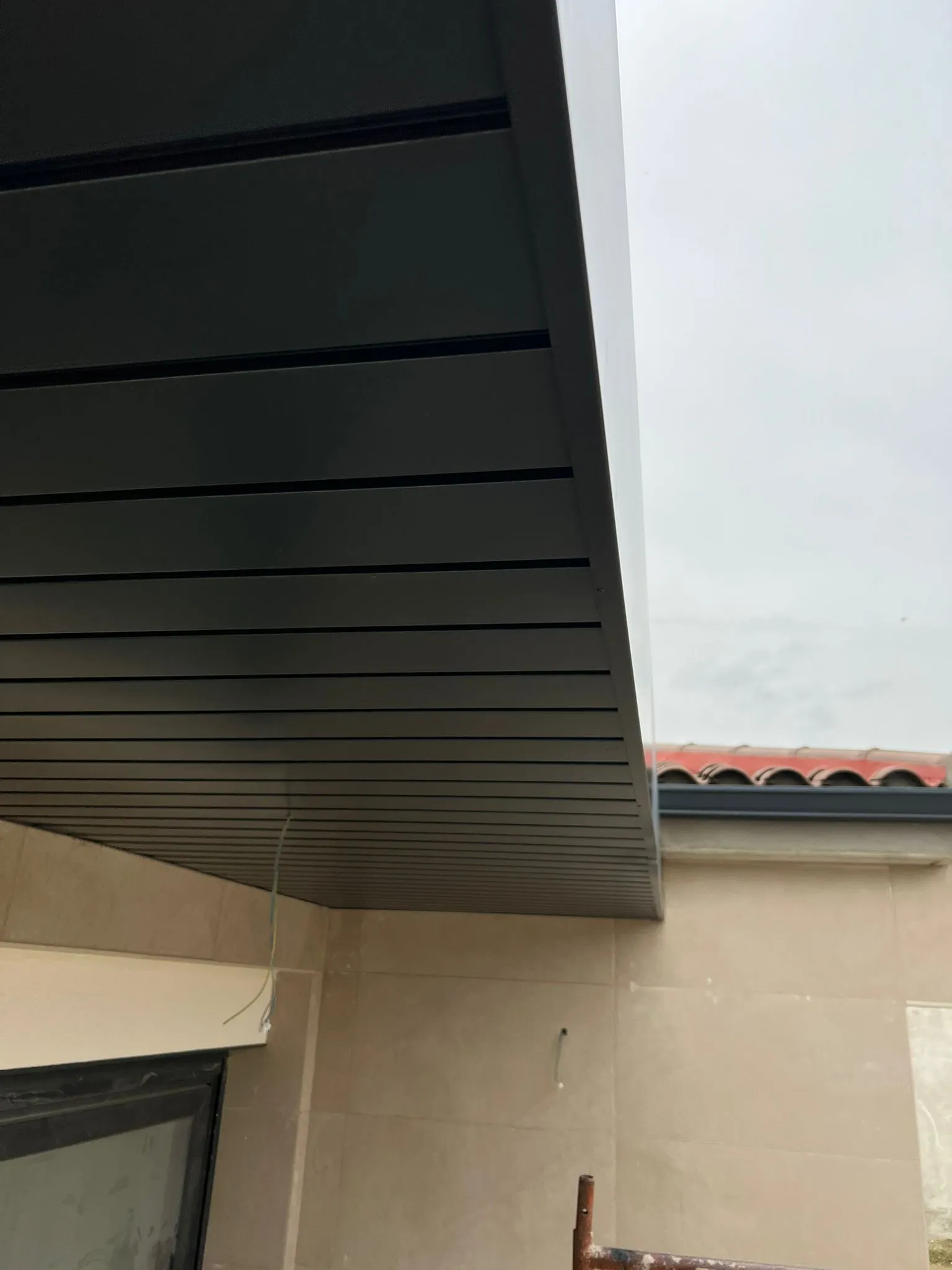 Detalle de lamas metálicas en techo con acabado moderno