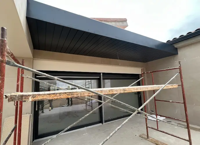 Ejemplo de instalación de un remate de aluminio en una fachada