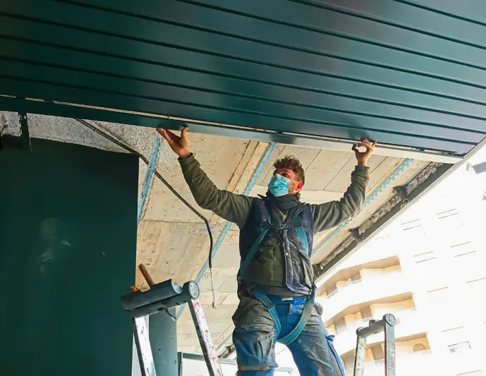 Instalación de falso techo de lamas metálicas en terraza o zona exterior