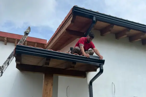 Mantenimiento y revisión de canalones de aluminio instalados