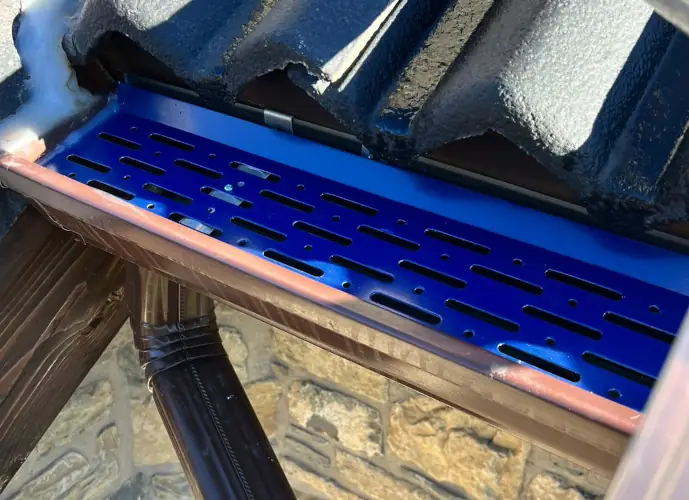 Instalación de rejilla protectora en canalón para evitar hojas, suciedad y nidos de aves