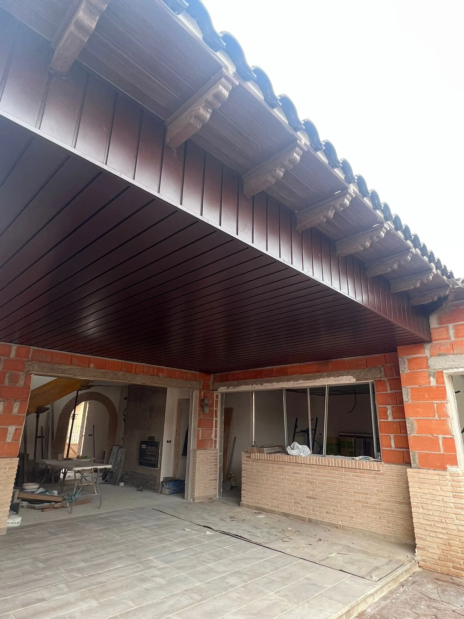 Remate de aluminio aplicado en fachada exterior para acabado limpio