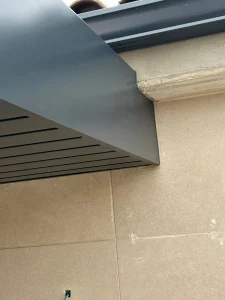 Remate de aluminio a medida en esquina de fachada