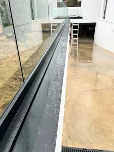 Remate de aluminio protector en barandilla de fachada