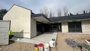 Detalle de remate de aluminio en unión de paneles de fachada