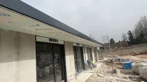 Remate de aluminio instalado en borde superior de fachada