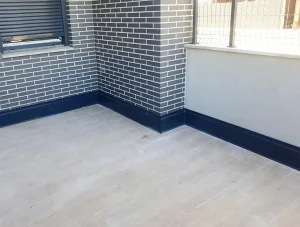 Rodapié metálico a medida en terraza exterior