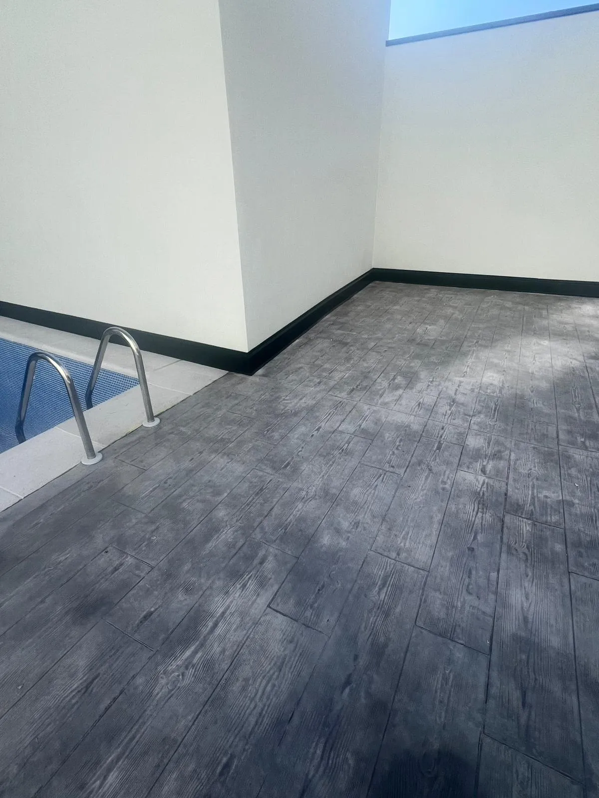 Rodapié metálico resistente alrededor de piscina