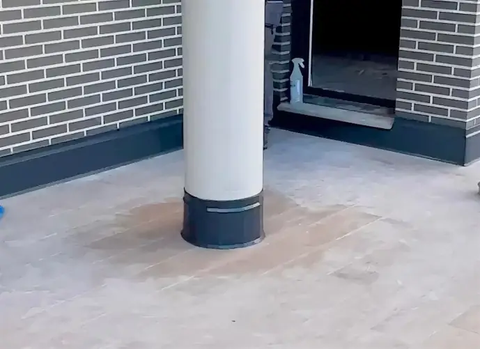 Rodapiés y piezas especiales en aluminio instalados en interiores y exteriores de proyectos