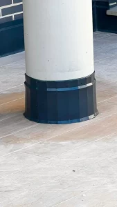 Rodapié metálico a medida instalado en columna