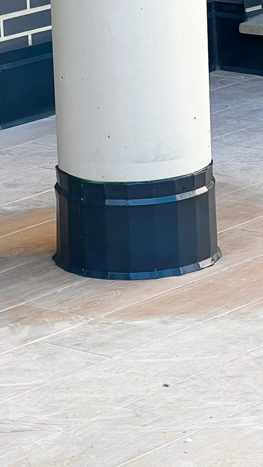 Rodapié metálico a medida instalado en columna