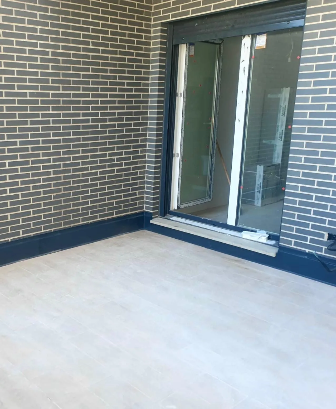 Rodapié metálico moderno instalado en terraza exterior