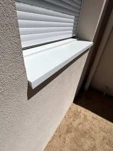 Vierteaguas metálico a medida instalado en ventana exterior