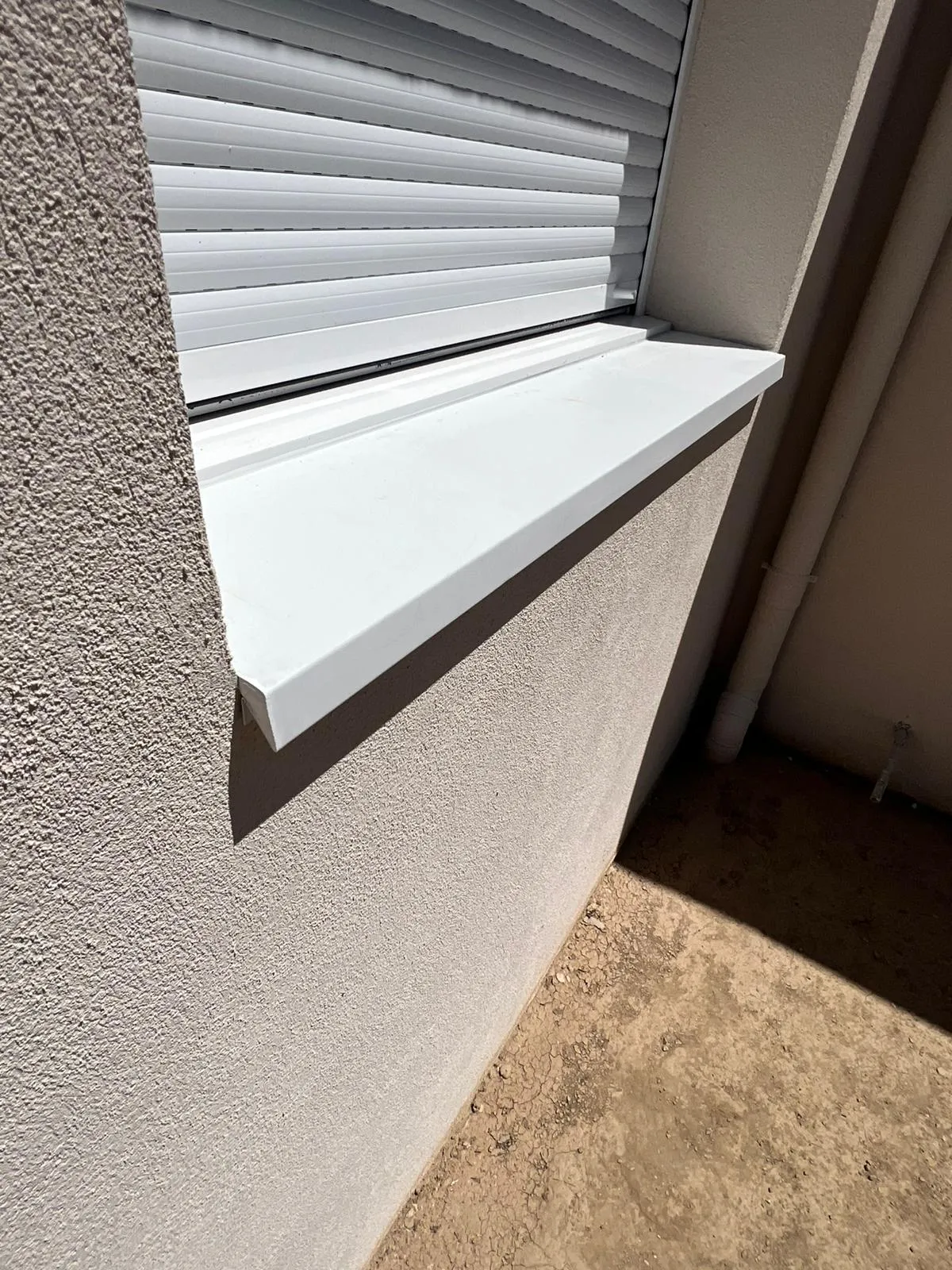 Vierteaguas metálico a medida instalado en ventana exterior