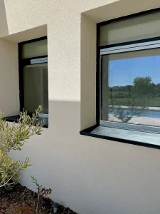 Instalación de vierteaguas personalizado en ventana