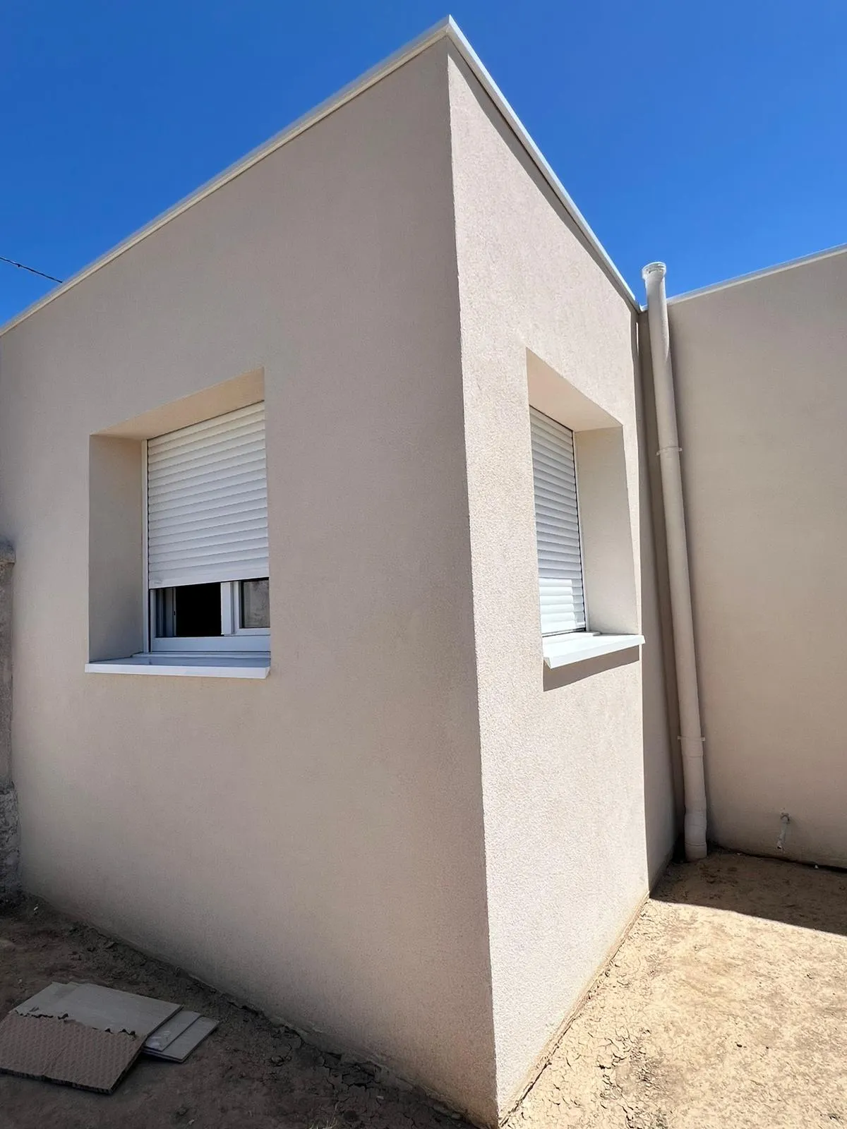 Vierteaguas de aluminio con acabado duradero en fachada