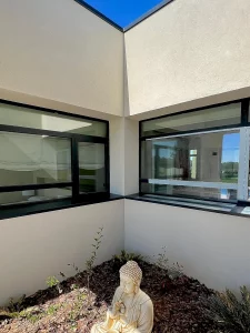 Detalle de vierteaguas protegiendo la base de ventana